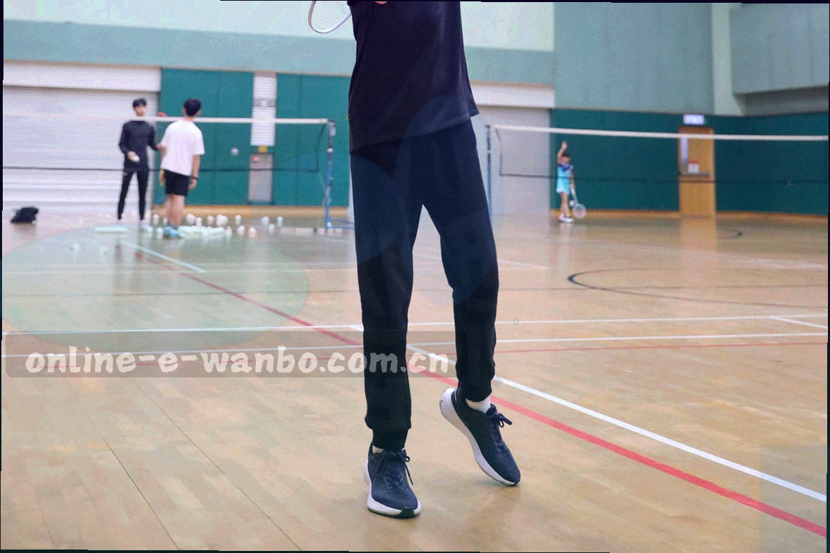 厦门城市夜景抽象图，海湾轮廓与灯火辉煌的城市天际线